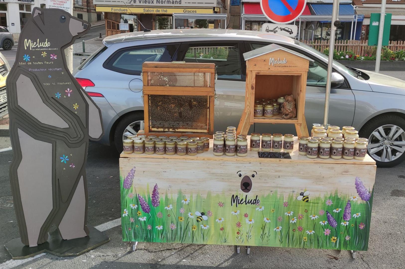 Décoration de l'étal de &#34;Ludo Miel&#34;